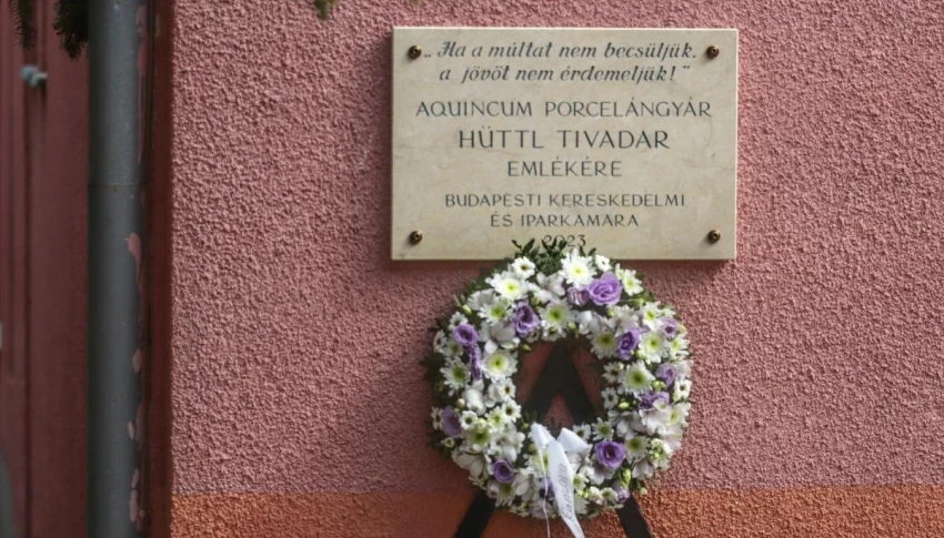 Emléktáblát kapott Óbudán Hüttl Tivadar az Aquincum Porcelángyár alapítója
