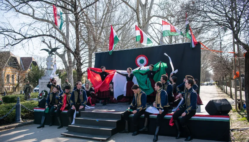 A Budapesti Kereskedelmi és Iparkamara kerületi tagcsoportjai koszorúzással és fáklyás felvonulással tisztelegtek Március 15. alkalmából