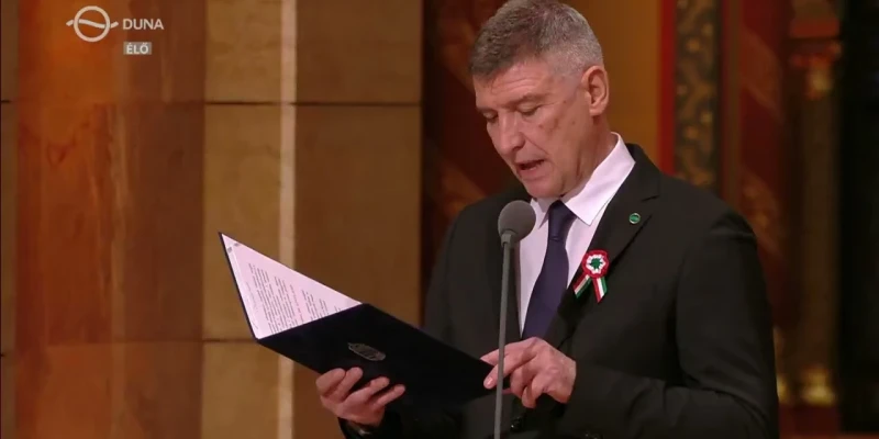 Nagy Elek úr, a BKIK elnöke átveszi Magyar Érdemrend parancsnoki kereszt a csillaggal polgári tagozat kitüntetést az Országház kupolatermében - két perc